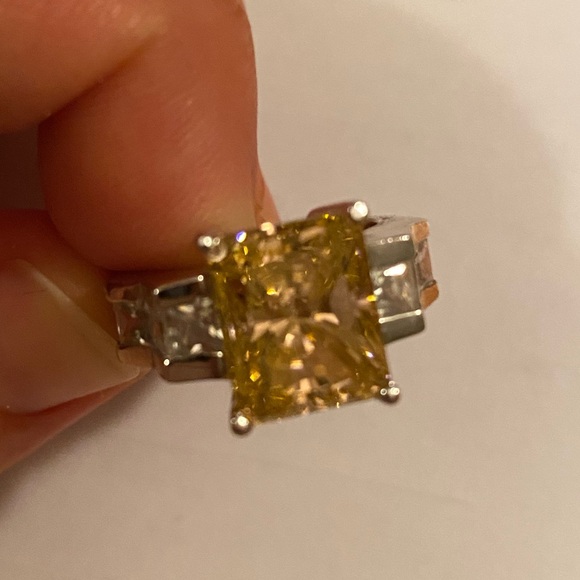 Fun pink ring - Picture 2 of 3